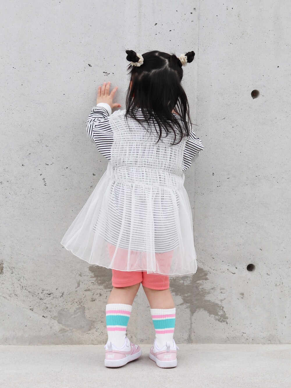 その他のTシャツ/カットソー、ホワイト系のチュニック、ホワイト系のスニーカーを着用したキッズの春コーディネートの3枚目の写真