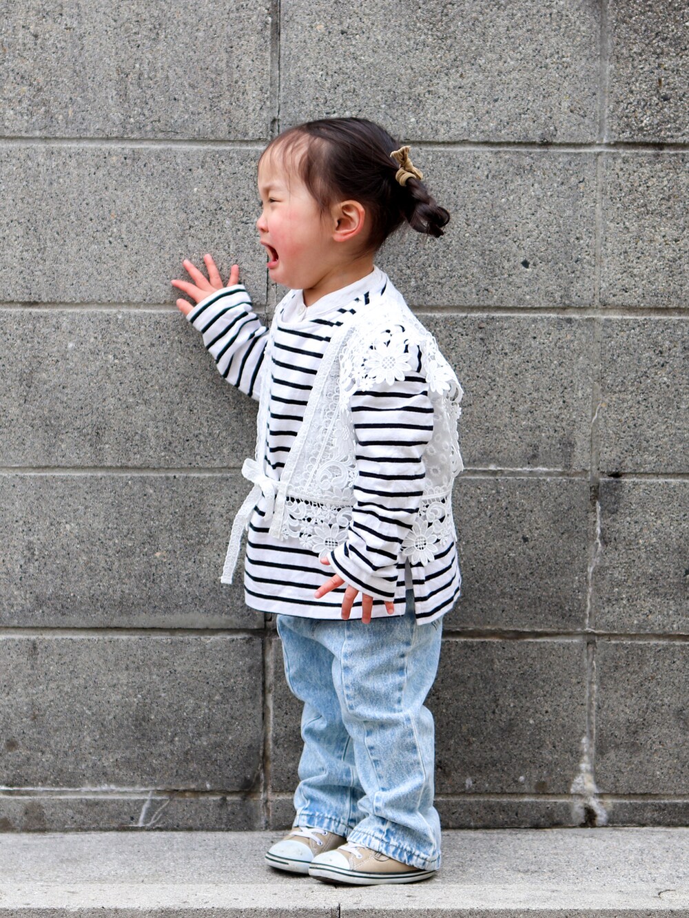 ブラック系のTシャツ/カットソー、ホワイト系のシャツ/ブラウス、ホワイト系のベストを着用したキッズの春コーディネートの3枚目の写真