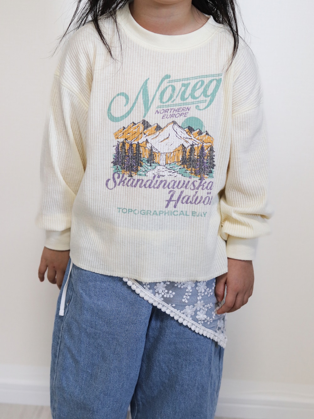 ホワイト系のTシャツ/カットソー、ブルー系のデニムパンツ、ブラック系のスニーカーを着用したキッズの秋コーディネートの5枚目の写真