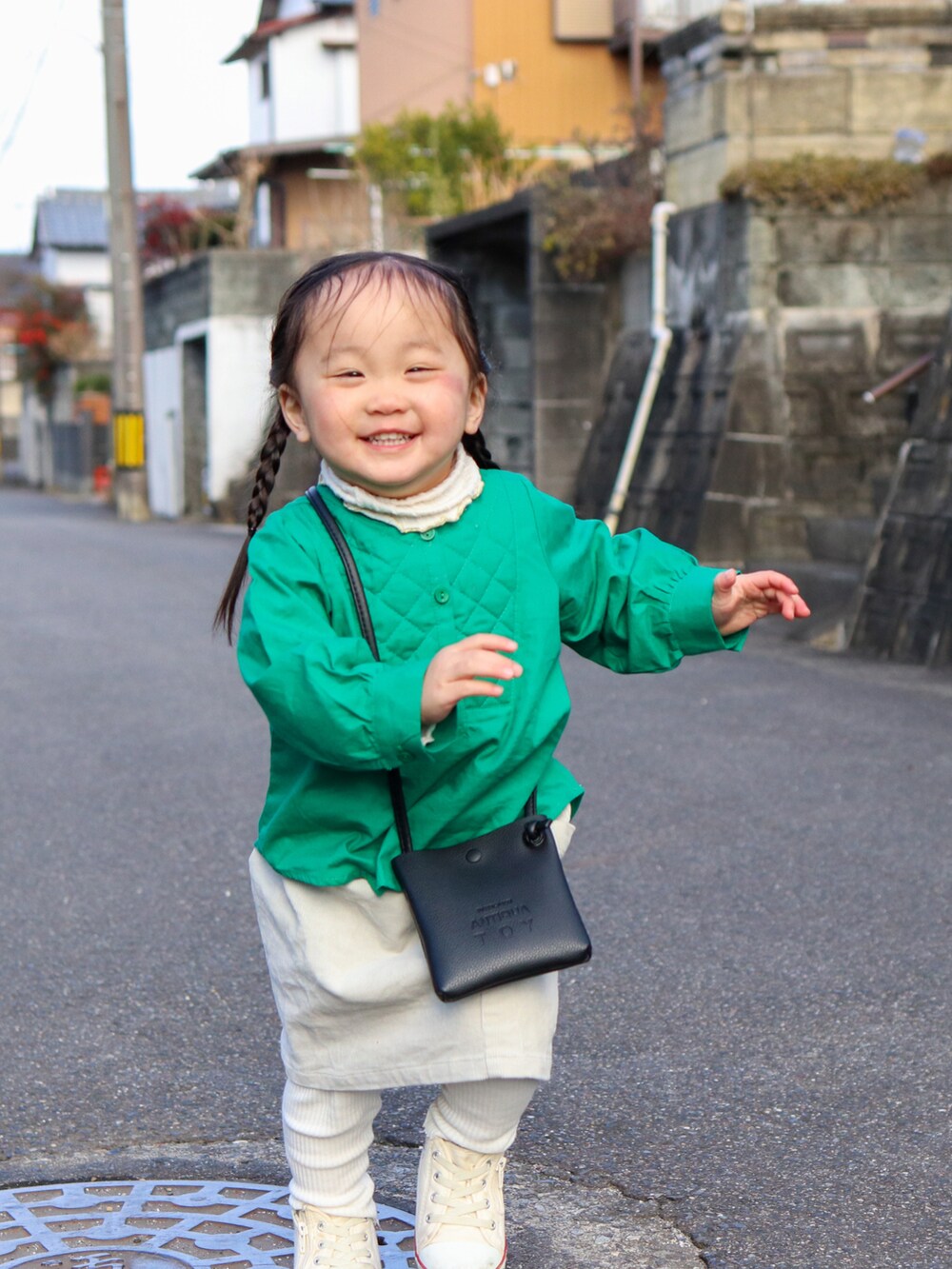 グリーン系のシャツ/ブラウス、ホワイト系のニット/セーター、ホワイト系のその他パンツを着用したキッズの冬コーディネートの2枚目の写真