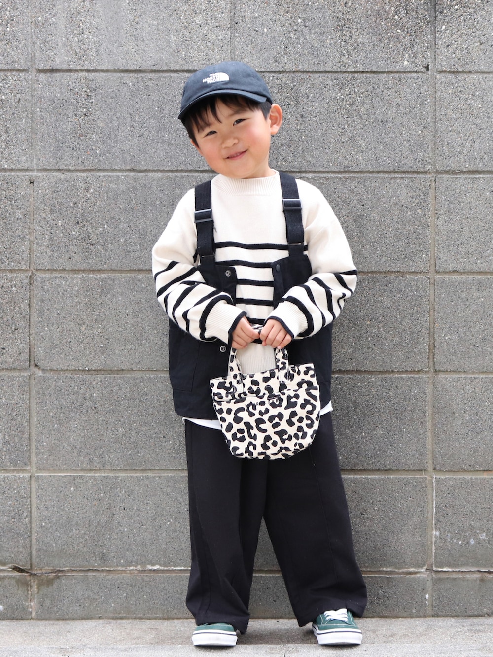 ホワイト系のニット/セーター、ホワイト系のシャツ/ブラウス、ブラック系のベストを着用したキッズの冬コーディネートの2枚目の写真