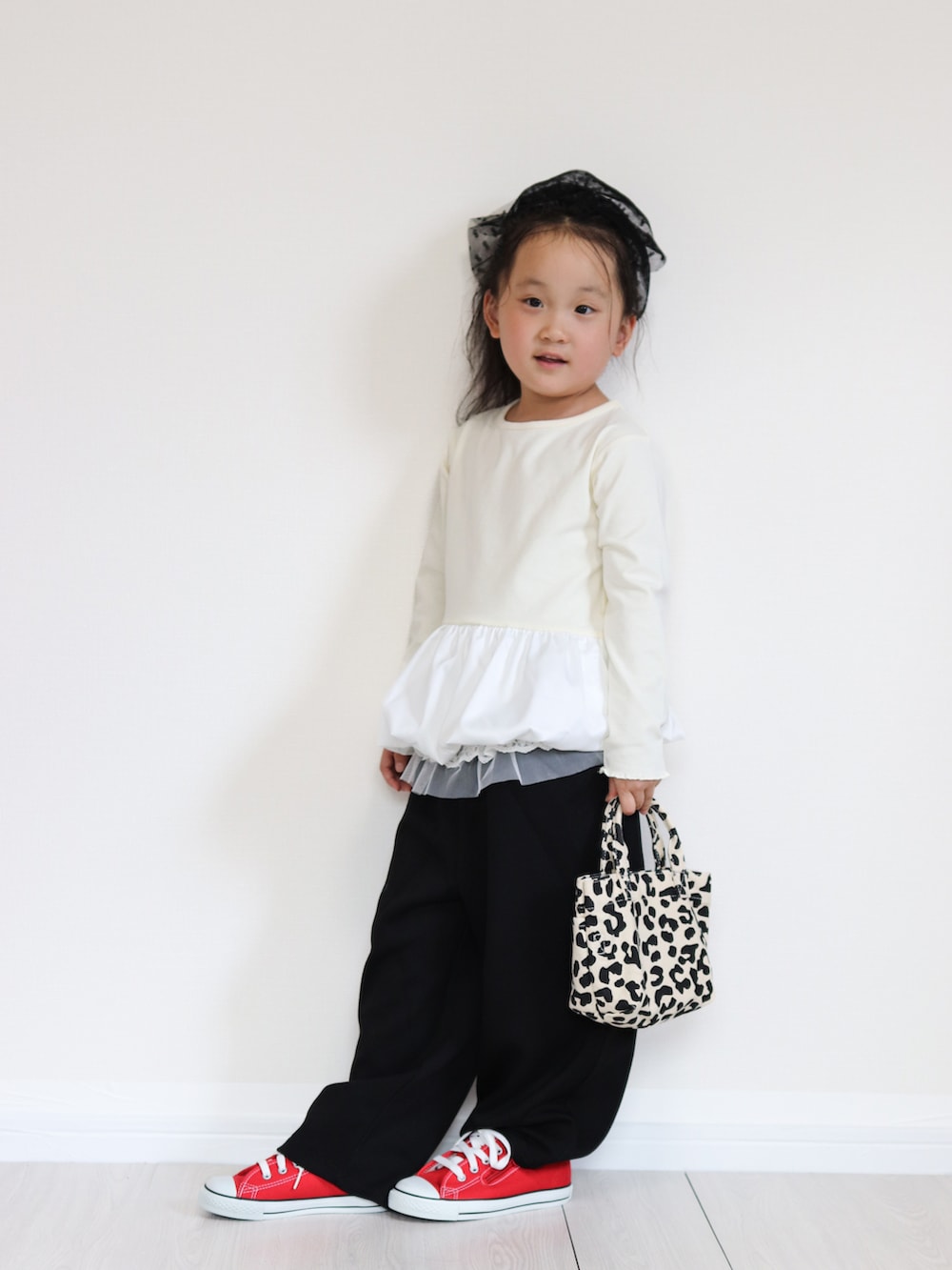 レッド系のスニーカー、ホワイト系のTシャツ/カットソー、ブラック系のスウェットパンツを着用したキッズの夏コーディネートの3枚目の写真