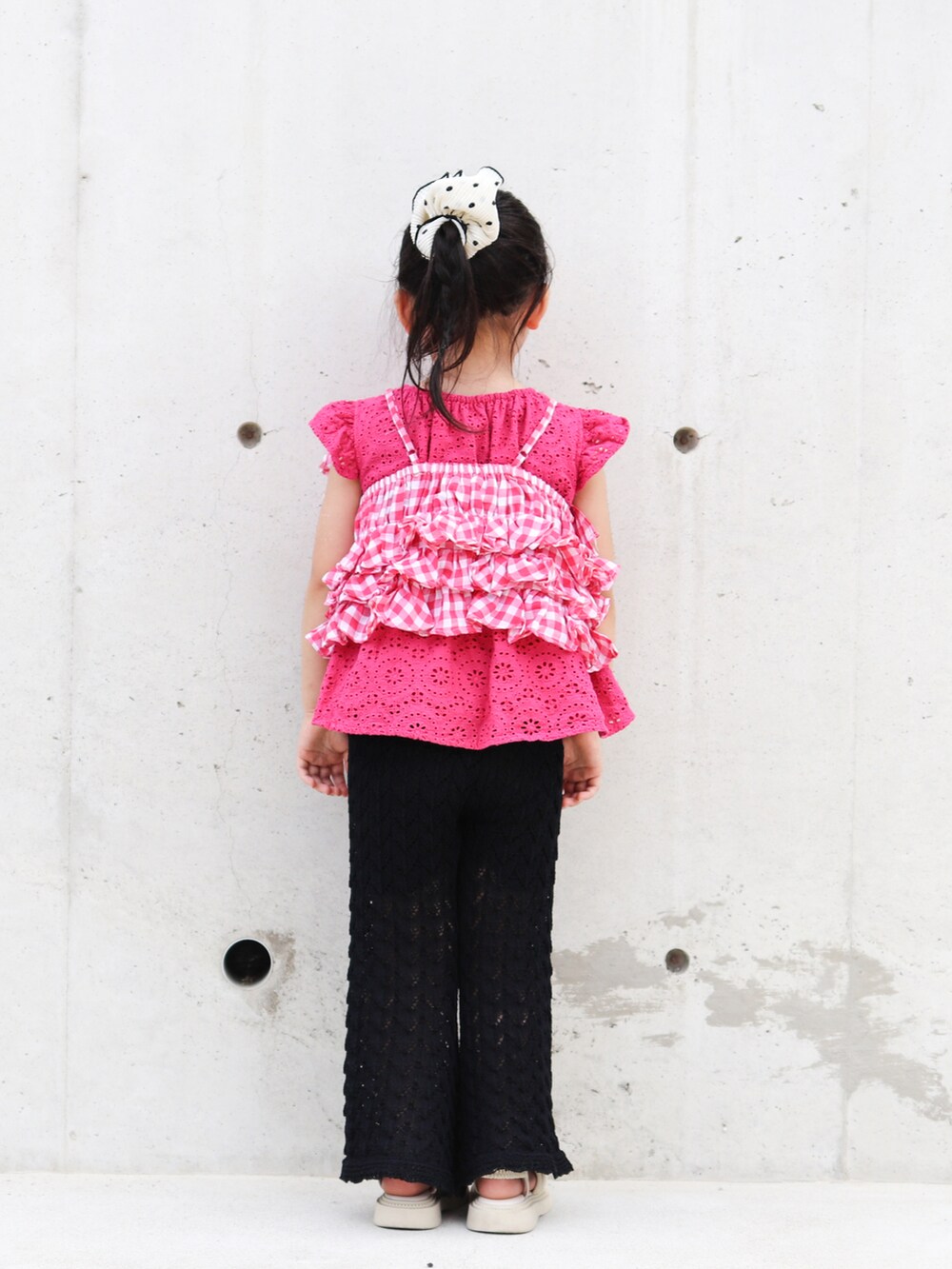 ピンク系のキャミソール、ブラック系のその他パンツ、ピンク系のシャツ/ブラウスを着用したキッズの夏コーディネートの3枚目の写真