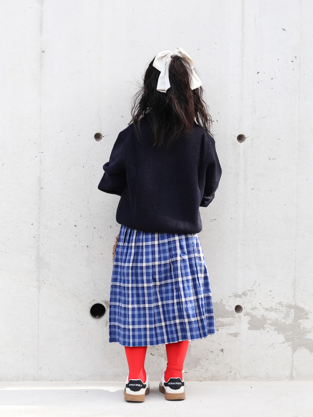 ホワイト系のTシャツ/カットソー、ホワイト系のスニーカー、その他のスカートを着用したキッズの秋コーディネートの3枚目の写真