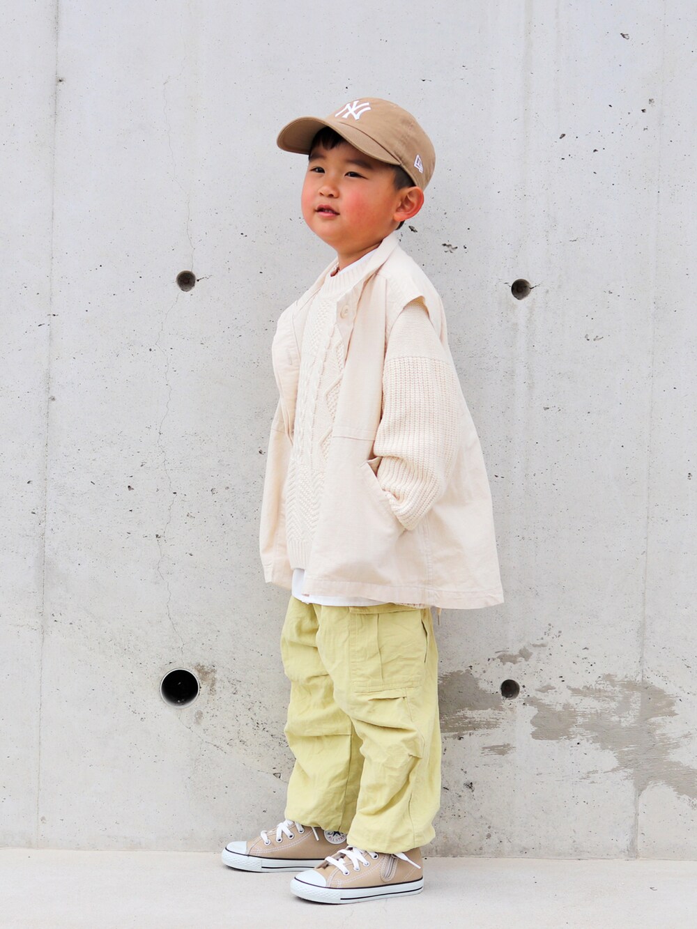 ホワイト系のニット/セーター、ホワイト系のシャツ/ブラウス、ホワイト系のベストを着用したキッズの冬コーディネートの2枚目の写真