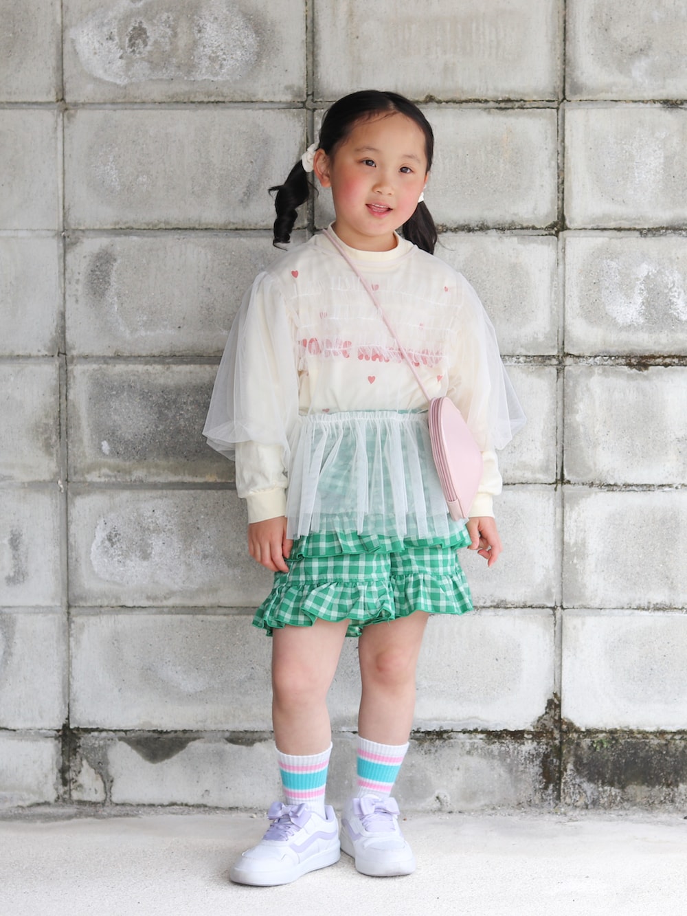 ホワイト系のTシャツ/カットソー、ホワイト系のその他トップス、グリーン系のその他パンツを着用したキッズの春コーディネートの2枚目の写真