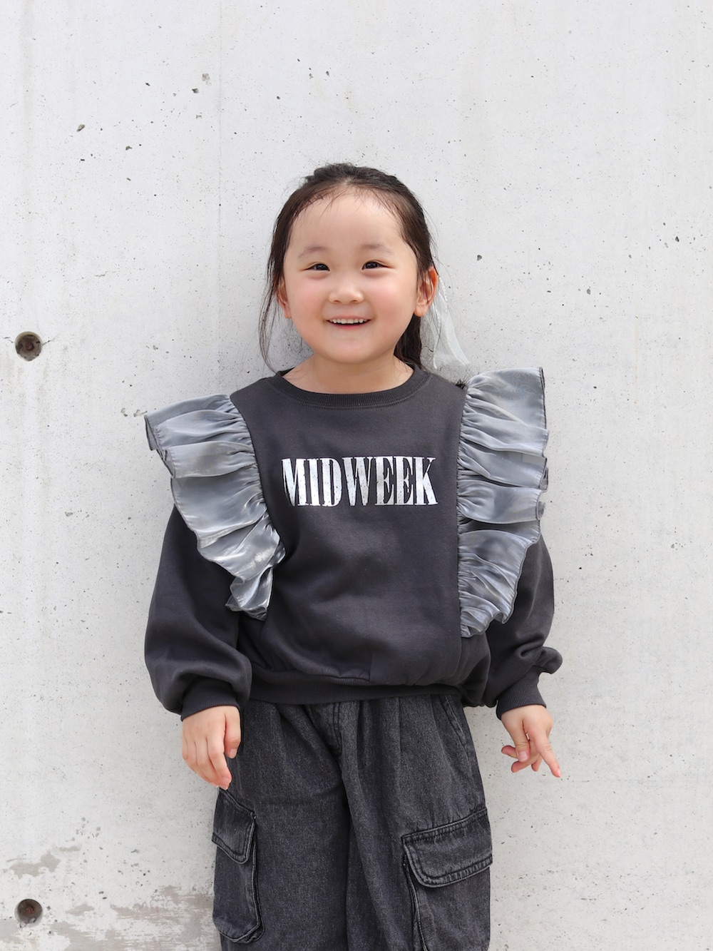 グレー系のスウェット、ブラック系のカーゴパンツ、ベージュ系のバレエシューズを着用したキッズの秋コーディネートの2枚目の写真