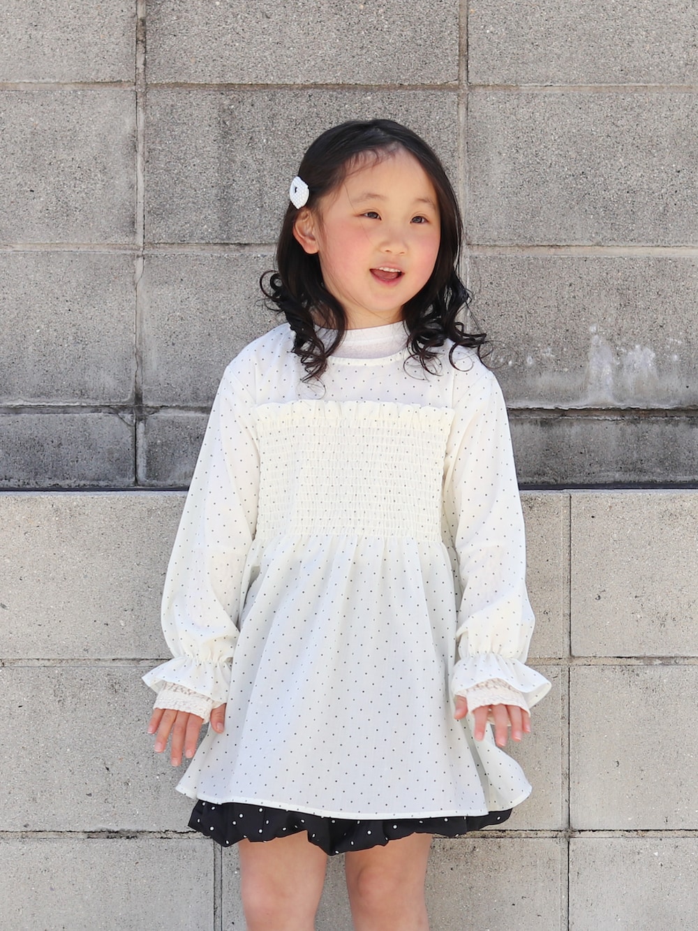 ホワイト系のシャツ/ブラウス、ホワイト系のTシャツ/カットソー、ブラック系のスカートを着用したキッズの春コーディネートの2枚目の写真