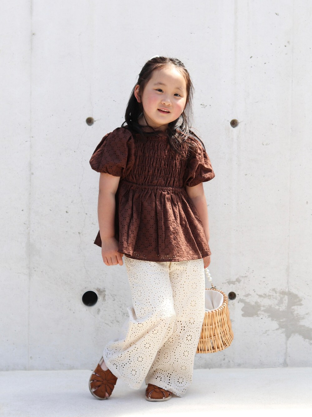 ブラウン系のシャツ/ブラウス、ホワイト系のその他パンツ、イエロー系のサンダルを着用したキッズの夏コーディネートの4枚目の写真