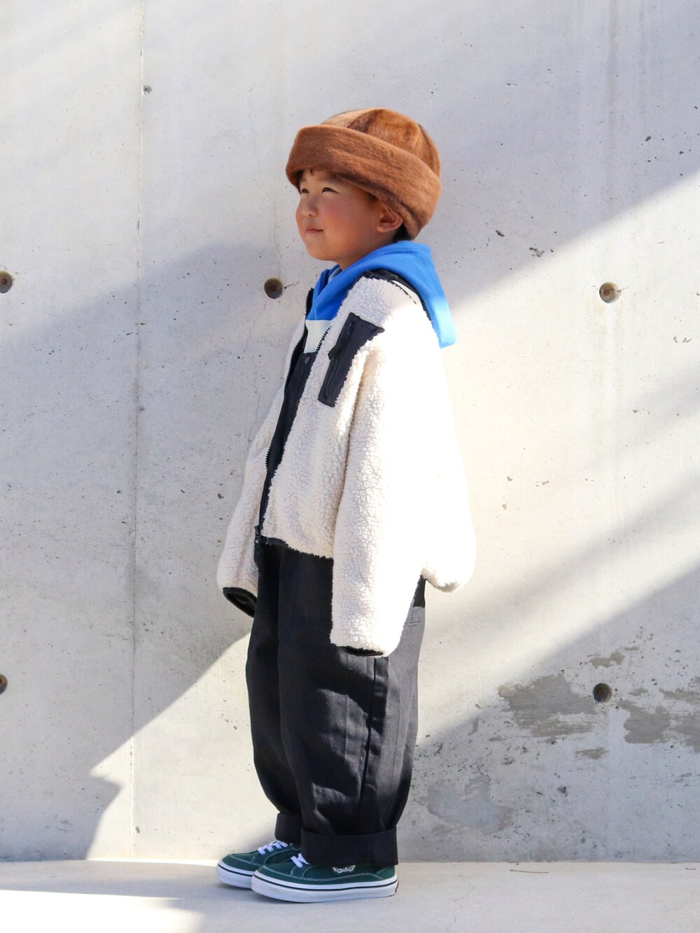 ホワイト系のその他アウター、ホワイト系のパーカー、ブルー系のTシャツ/カットソーを着用したキッズの冬コーディネートの3枚目の写真