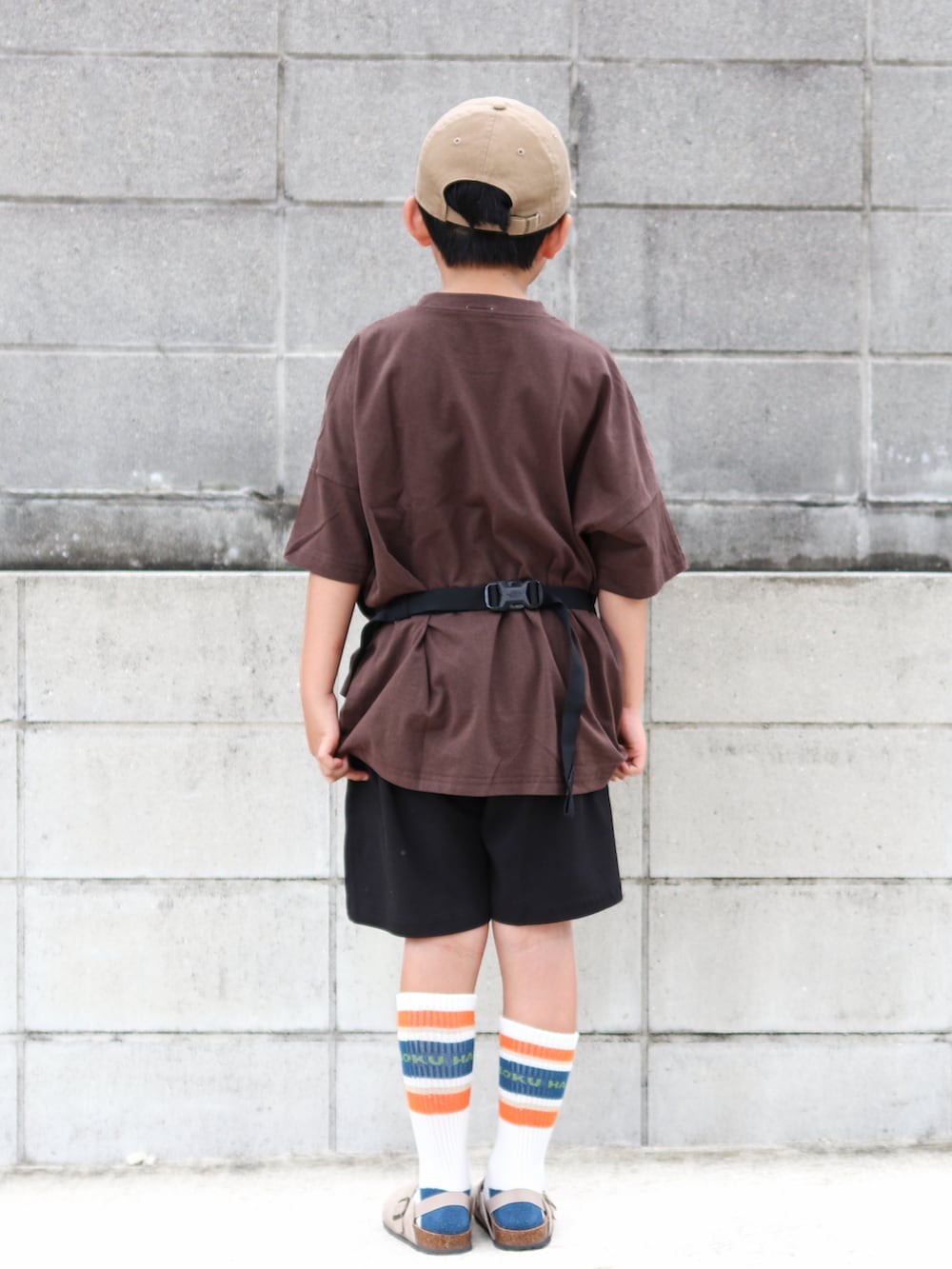 ブラウン系のTシャツ/カットソー、ブラック系のその他パンツ、ブラック系のボディバッグ/ウエストポーチを着用したキッズの夏コーディネートの3枚目の写真