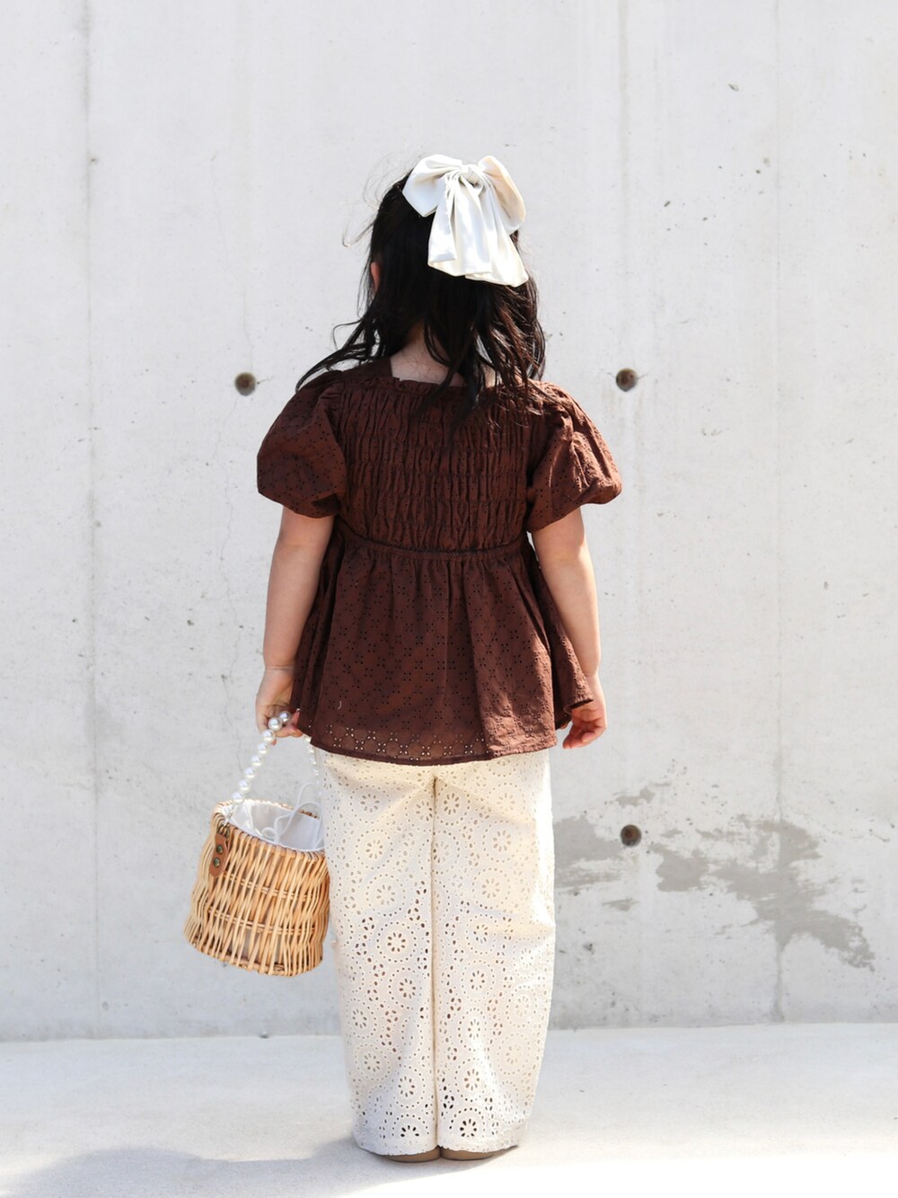 ブラウン系のシャツ/ブラウス、ホワイト系のその他パンツ、イエロー系のサンダルを着用したキッズの夏コーディネートの3枚目の写真