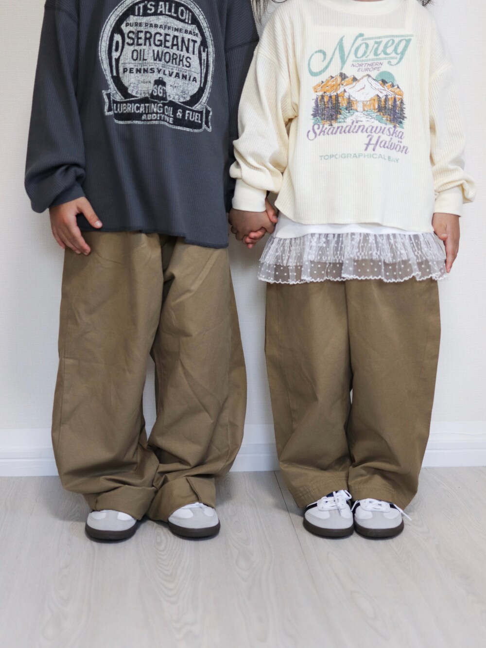 ホワイト系のスニーカー、ホワイト系のスニーカー、グレー系のTシャツ/カットソーを着用したキッズの秋コーディネートの5枚目の写真