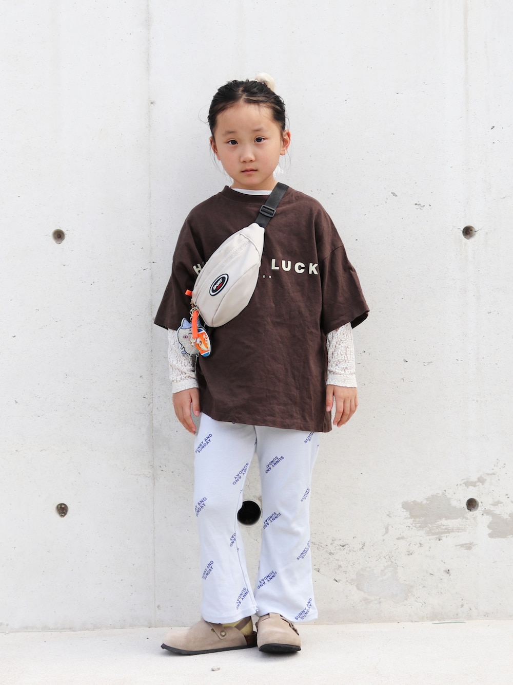 ホワイト系のTシャツ/カットソー、ホワイト系のボディバッグ/ウエストポーチ、ブラウン系のTシャツ/カットソーを着用したキッズの夏コーディネートの2枚目の写真