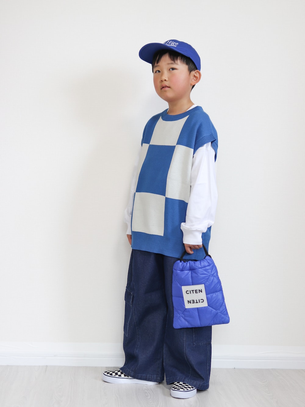 ブルー系のベスト、ブルー系のその他パンツ、ブルー系のショルダーバッグを着用したキッズの冬コーディネートの4枚目の写真