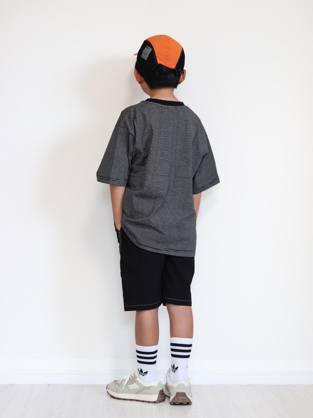 ブラック系のその他パンツ、ブルー系のTシャツ/カットソー、ベージュ系のスニーカーを着用したキッズの夏コーディネートの3枚目の写真