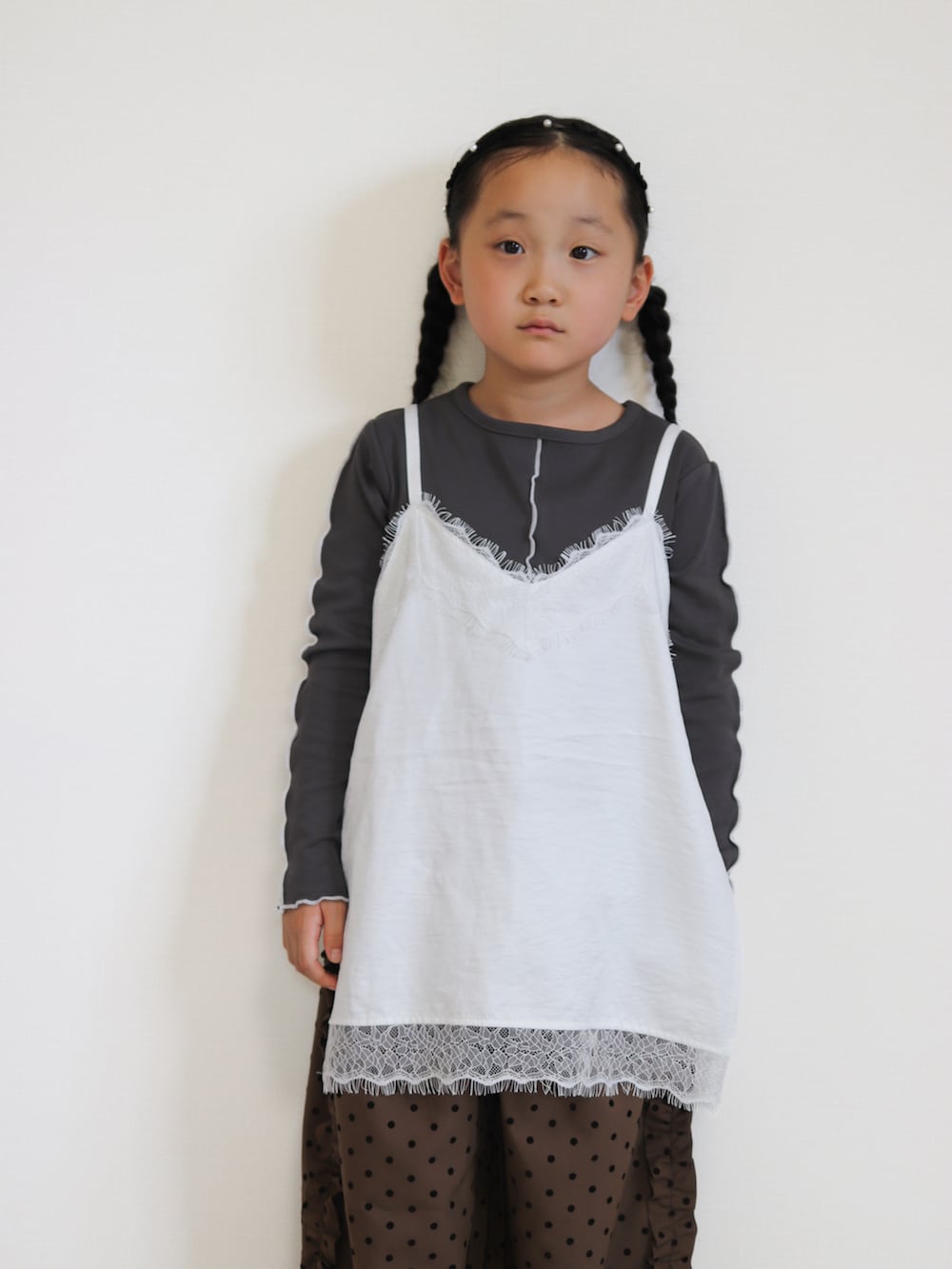 ホワイト系のTシャツ/カットソー、ブラウン系のその他パンツ、ブラウン系のシューズを着用したキッズの秋コーディネートの3枚目の写真