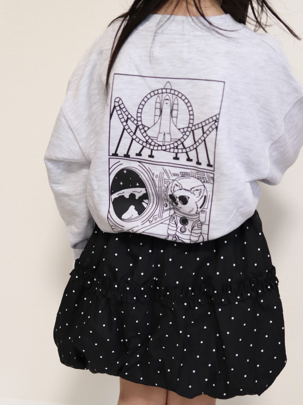 ブルー系のその他パンツ、ブルー系のTシャツ/カットソー、グレー系のTシャツ/カットソーを着用したキッズの冬コーディネートの4枚目の写真