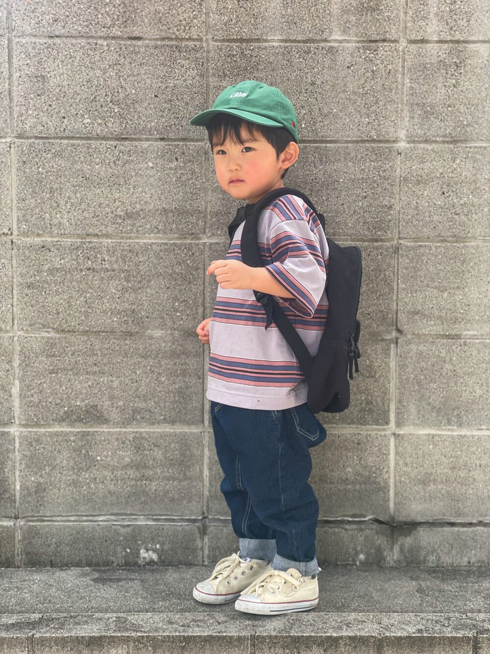 パープル系のTシャツ/カットソー、ブルー系のデニムパンツ、ホワイト系のスニーカーを着用したキッズの春コーディネートの4枚目の写真