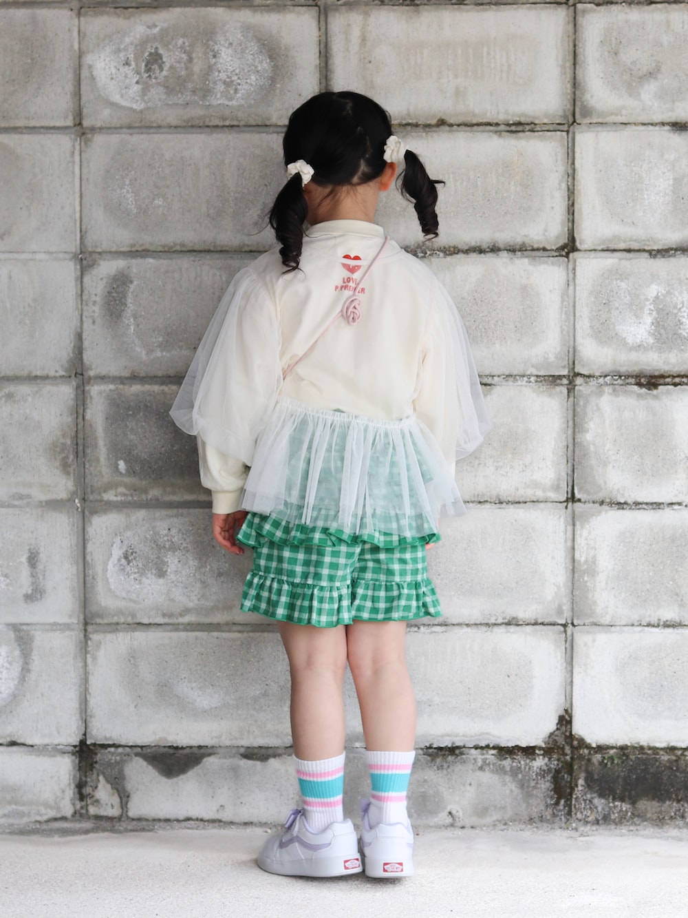 ホワイト系のTシャツ/カットソー、ホワイト系のその他トップス、グリーン系のその他パンツを着用したキッズの春コーディネートの3枚目の写真