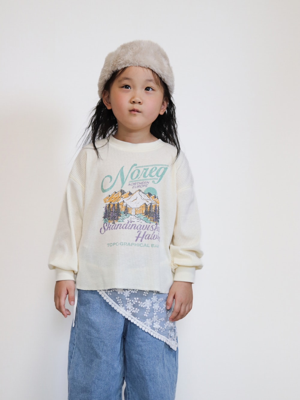 ホワイト系のTシャツ/カットソー、ブルー系のデニムパンツ、ブラック系のスニーカーを着用したキッズの秋コーディネートの4枚目の写真