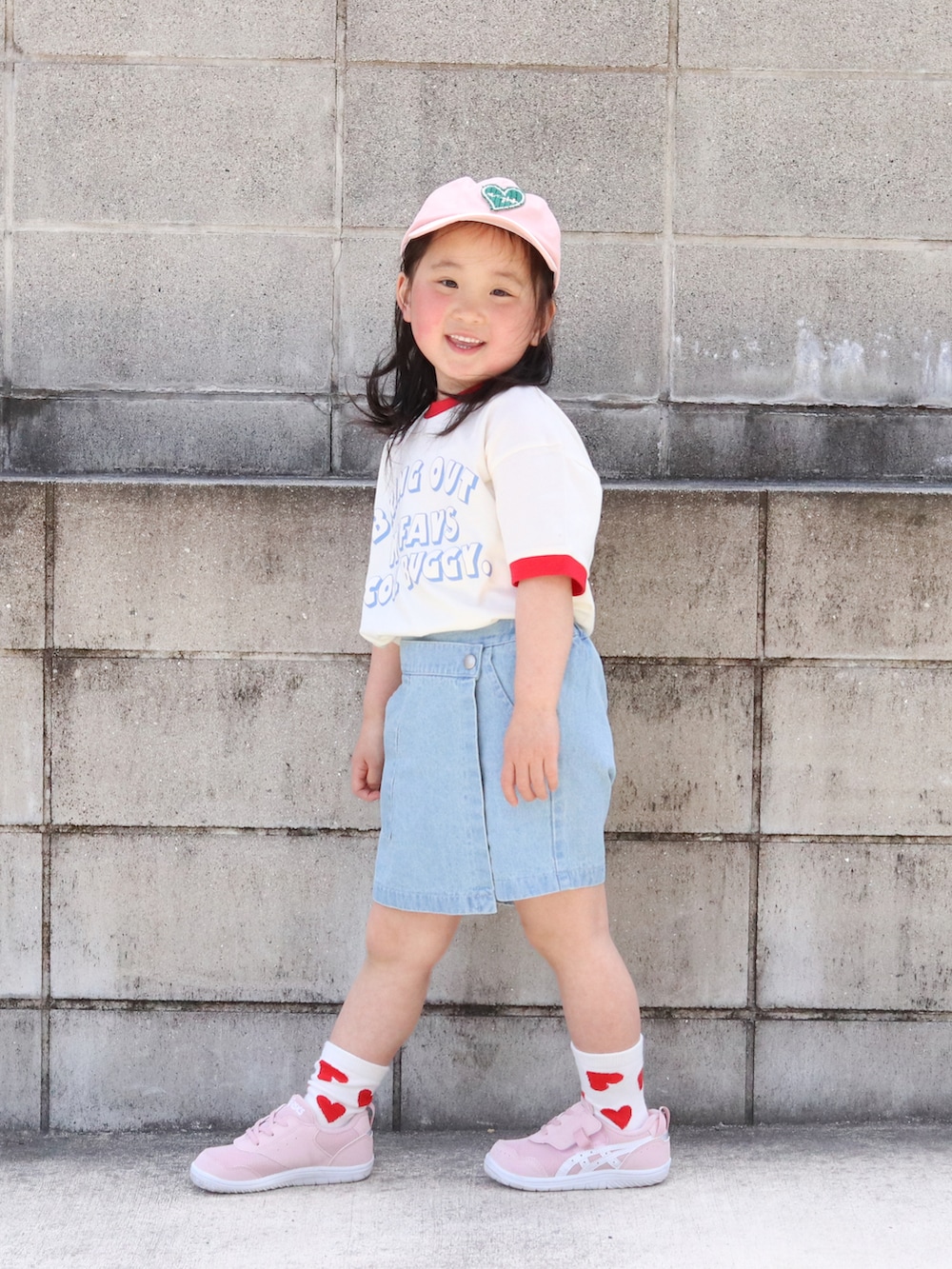 レッド系のTシャツ/カットソー、ブルー系のその他パンツ、ピンク系のスニーカーを着用したキッズの春コーディネートの3枚目の写真