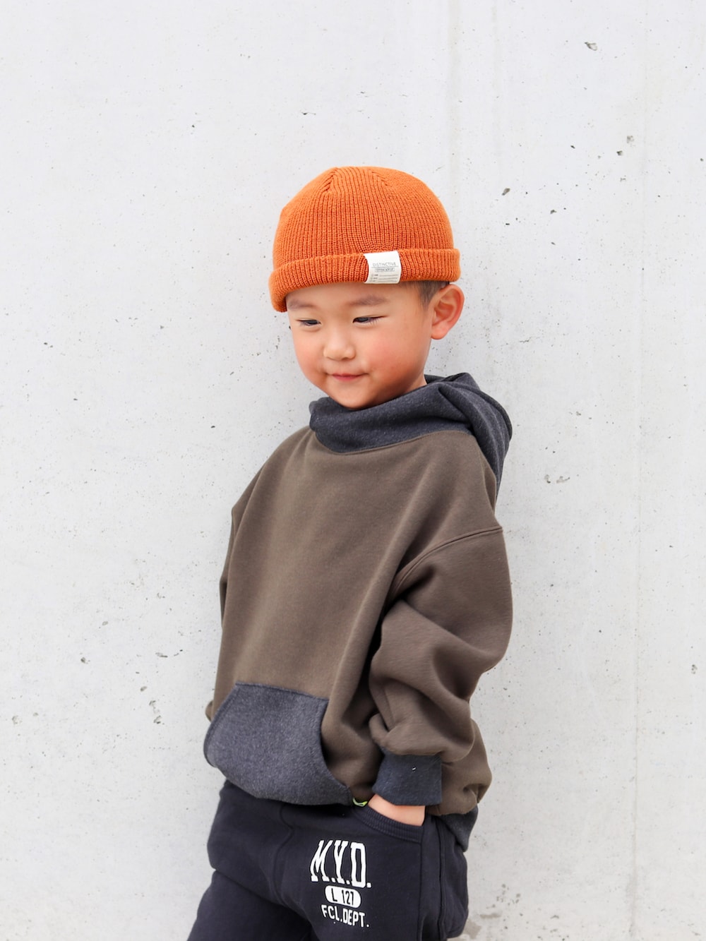 グリーン系のスウェット、ブラック系のその他パンツ、ホワイト系のショルダーバッグを着用したキッズの秋コーディネートの2枚目の写真