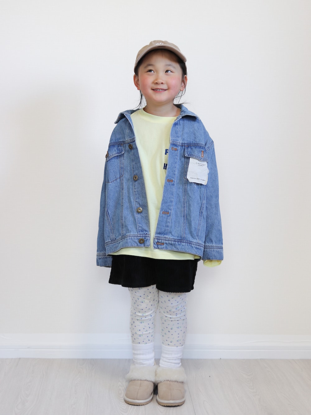 ベージュ系のブーツ、イエロー系のTシャツ/カットソー、ブラック系のその他パンツを着用したキッズの冬コーディネートの2枚目の写真