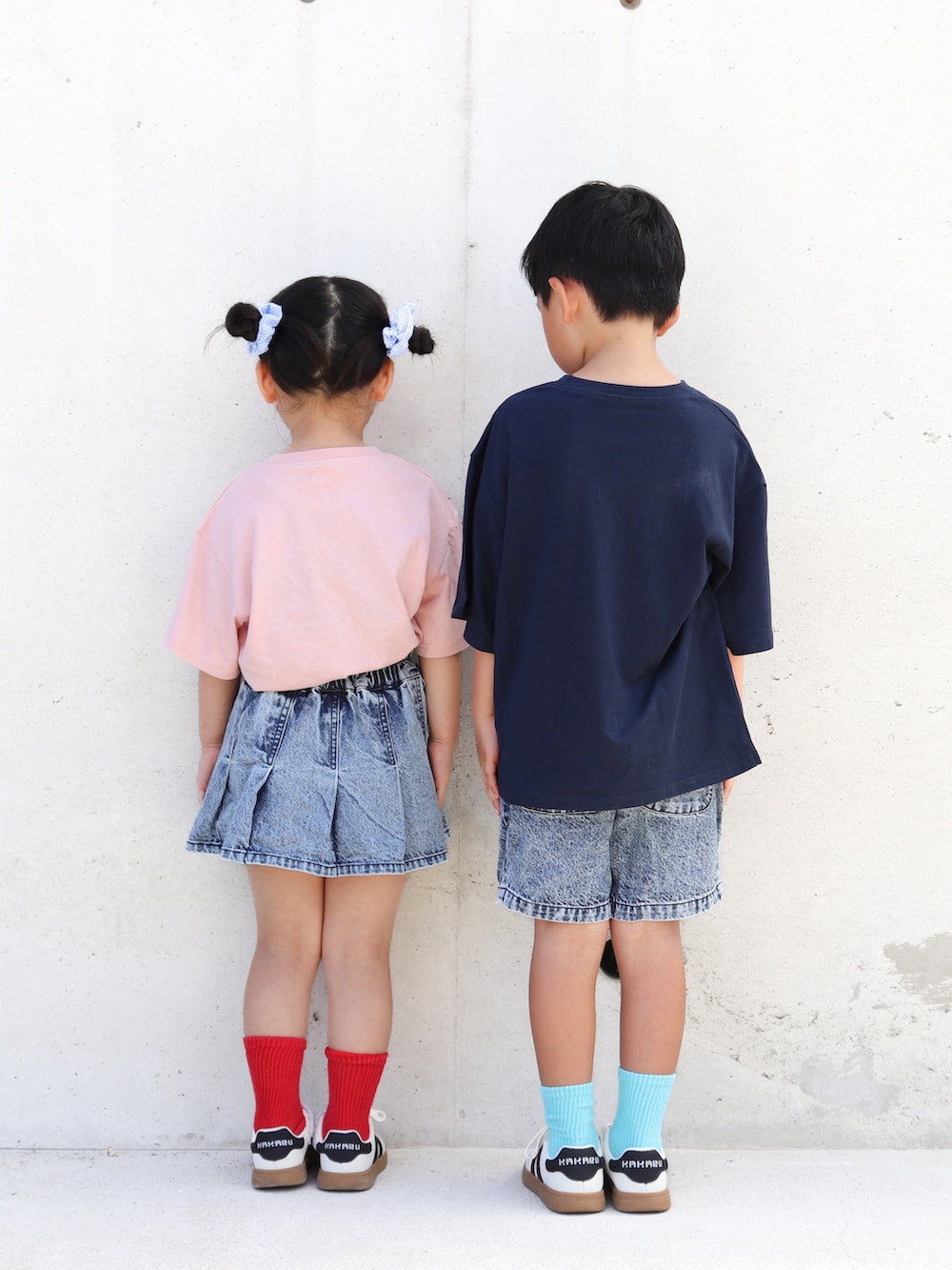 ブルー系のデニムパンツ、ホワイト系のスニーカー、ホワイト系のスニーカーを着用したキッズの夏コーディネートの3枚目の写真