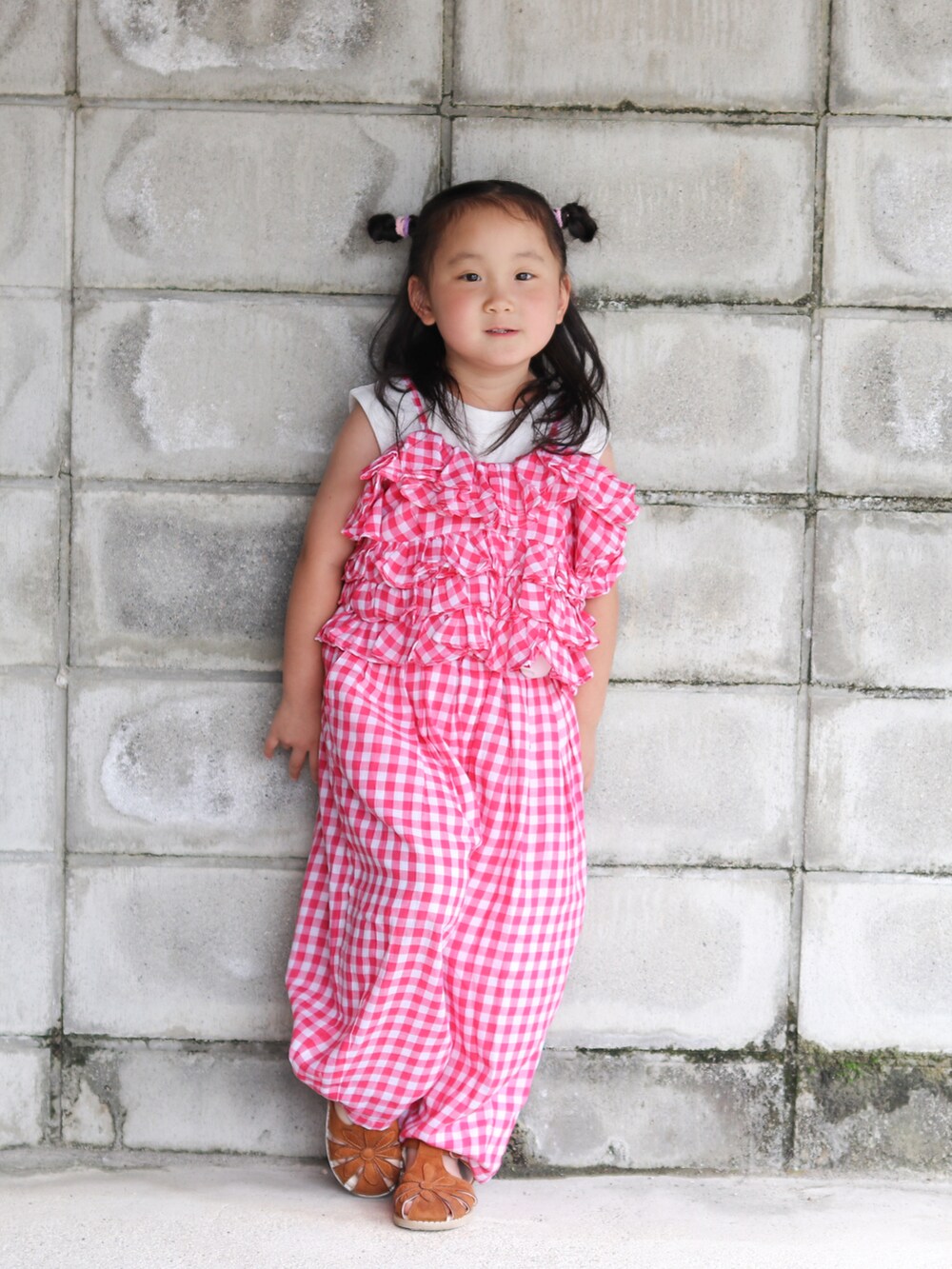 ピンク系のキャミソール、ピンク系のその他パンツ、ホワイト系のTシャツ/カットソーを着用したキッズの夏コーディネートの4枚目の写真