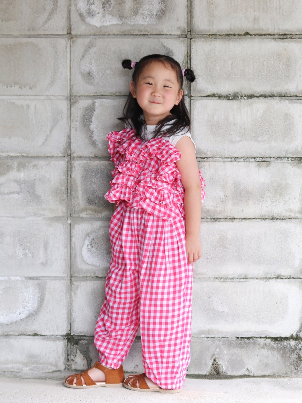 ピンク系のキャミソール、ピンク系のその他パンツ、ホワイト系のTシャツ/カットソーを着用したキッズの夏コーディネートの2枚目の写真