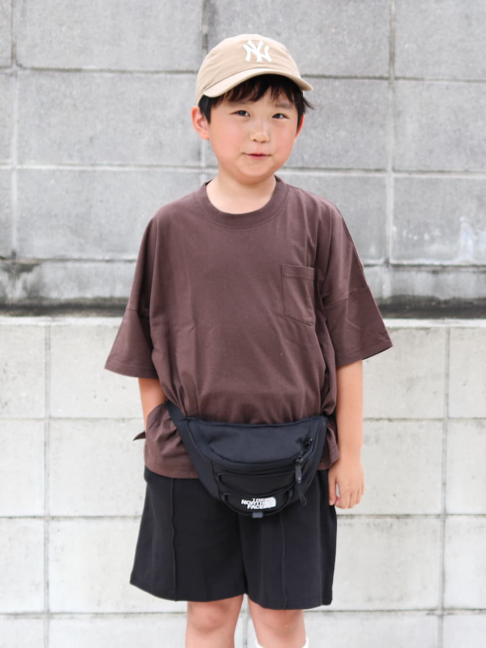 ブラウン系のTシャツ/カットソー、ブラック系のその他パンツ、ブラック系のボディバッグ/ウエストポーチを着用したキッズの夏コーディネートの4枚目の写真