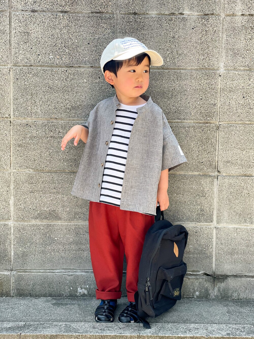 グレー系のトップス、ブラック系のTシャツ/カットソー、レッド系のその他パンツを着用したキッズの春コーディネートの2枚目の写真