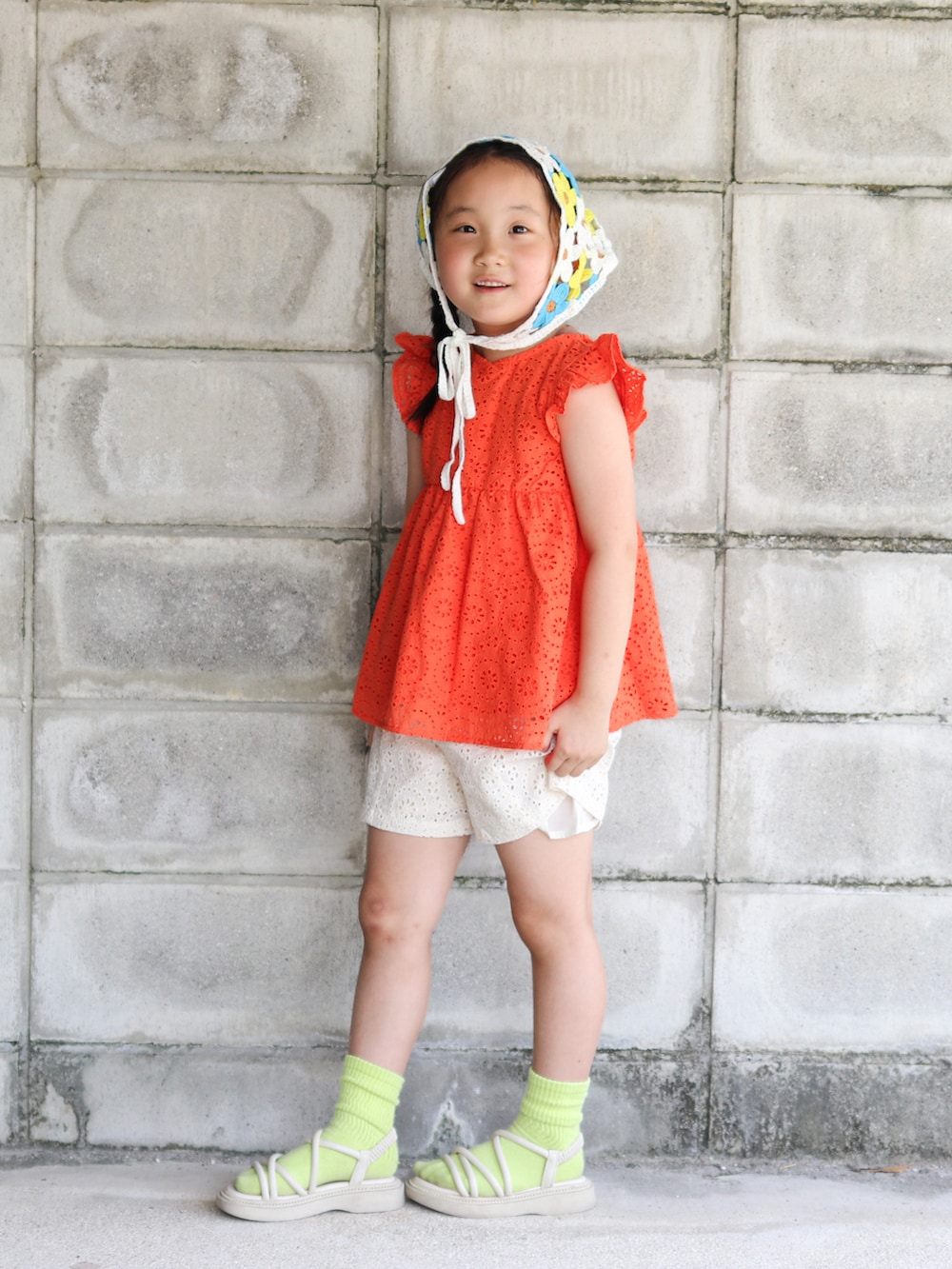 オレンジ系のシャツ/ブラウス、ホワイト系のその他パンツ、ベージュ系のサンダルを着用したキッズの夏コーディネートの2枚目の写真