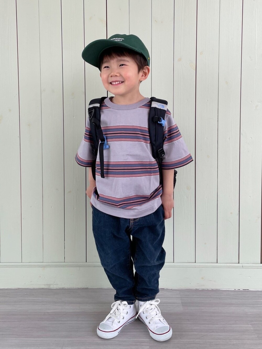 パープル系のTシャツ/カットソー、ブルー系のデニムパンツ、ホワイト系のスニーカーを着用したキッズの春コーディネートの2枚目の写真