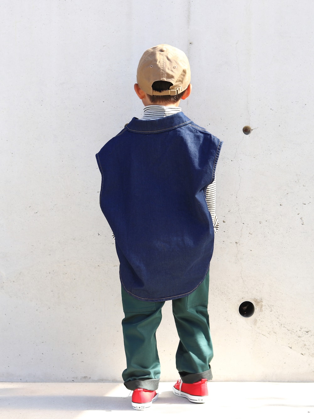 ホワイト系のトップス、ホワイト系のシャツ/ブラウス、ブルー系のベストを着用したキッズの秋コーディネートの3枚目の写真