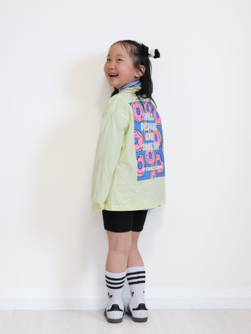 イエロー系のTシャツ/カットソー、ブルー系のシャツ/ブラウス、ブラック系のその他パンツを着用したキッズの春コーディネートの3枚目の写真