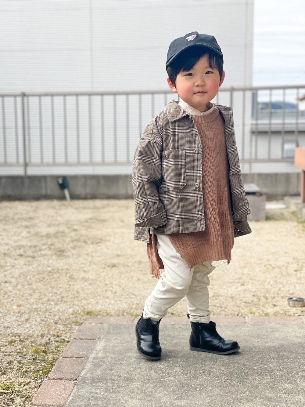 ブラウン系のジャケット/アウター、ホワイト系のシャツ/ブラウス、ブラウン系のベストを着用したキッズの春コーディネートの3枚目の写真