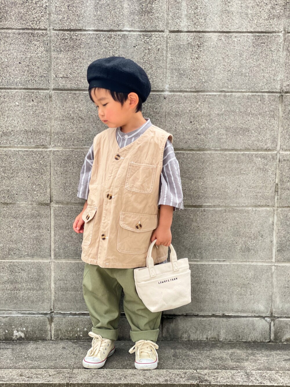 グレー系のシャツ/ブラウス、ベージュ系のベスト、グリーン系のその他パンツを着用したキッズの夏コーディネートの2枚目の写真