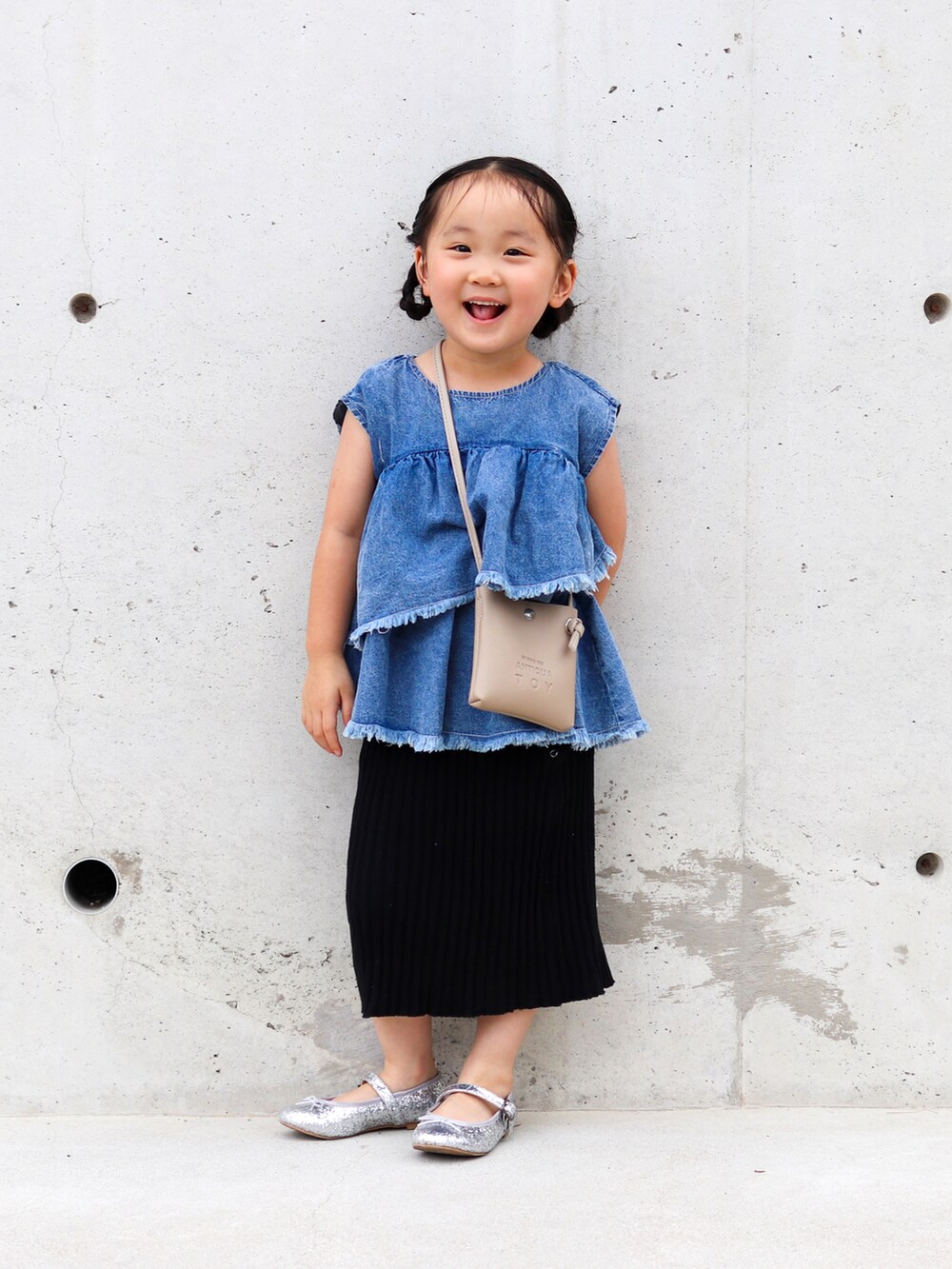 ブルー系のTシャツ/カットソー、ブラック系のスカート、シルバー系のバレエシューズを着用したキッズの夏コーディネートの2枚目の写真