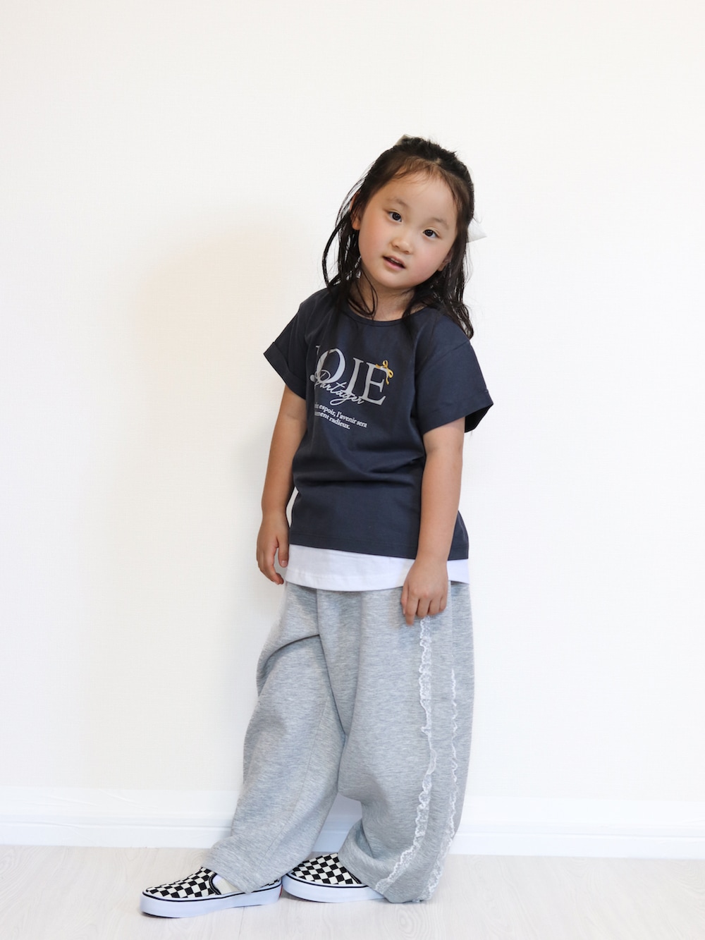 グレー系のTシャツ/カットソー、グレー系のスウェットパンツ、ブラック系のスニーカーを着用したキッズの秋コーディネートの4枚目の写真