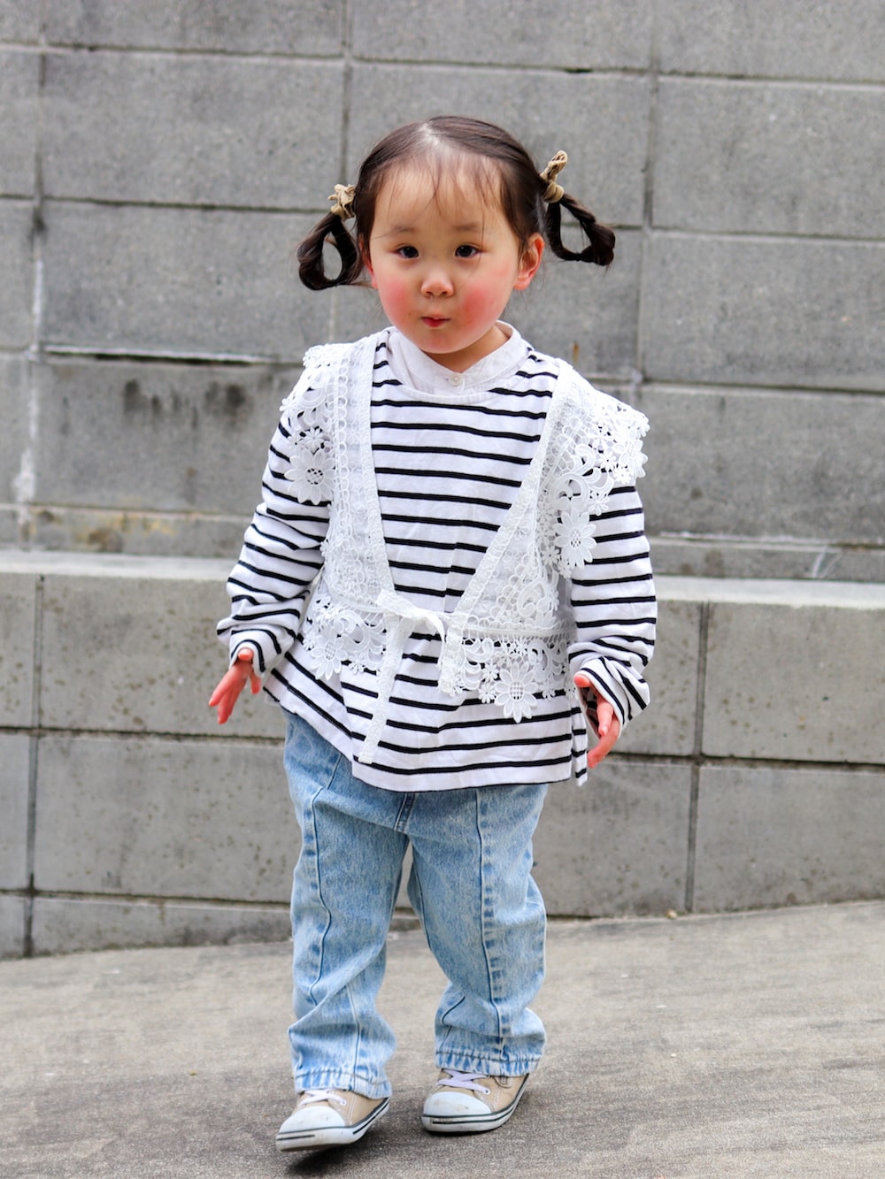 ブラック系のTシャツ/カットソー、ホワイト系のシャツ/ブラウス、ホワイト系のベストを着用したキッズの春コーディネートの2枚目の写真