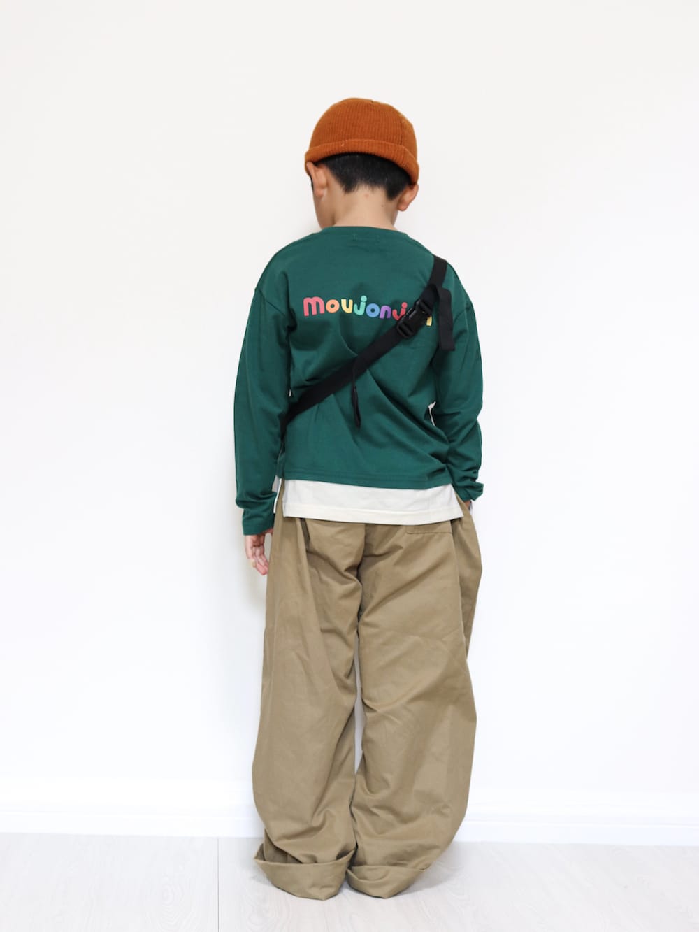 ホワイト系のスニーカー、グリーン系のTシャツ/カットソー、ベージュ系のその他パンツを着用したキッズの秋コーディネートの4枚目の写真