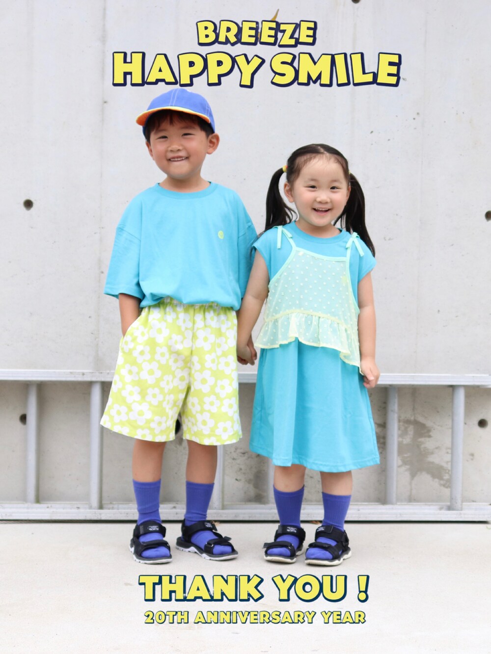 ブルー系のTシャツ/カットソー、グリーン系のその他パンツ、ブルー系のワンピースを着用したキッズの夏コーディネートの2枚目の写真