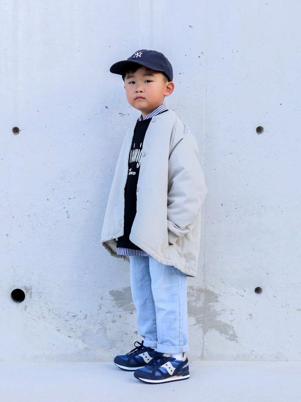 ベージュ系のMA-1、ブラック系のスウェット、ブラック系のシャツ/ブラウスを着用したキッズの冬コーディネートの2枚目の写真