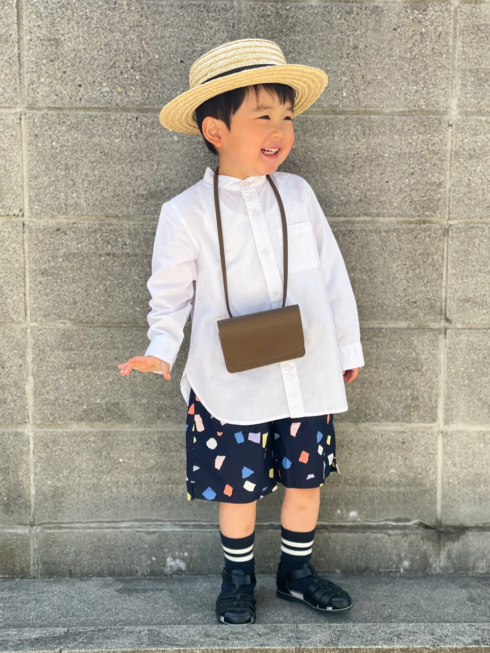 ホワイト系のシャツ/ブラウス、ブラウン系のバッグ、その他のパンツを着用したキッズの春コーディネートの2枚目の写真