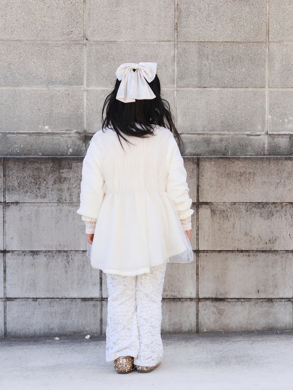 ホワイト系のシャツ/ブラウス、ホワイト系のチュニック、ホワイト系のその他パンツを着用したキッズの春コーディネートの3枚目の写真