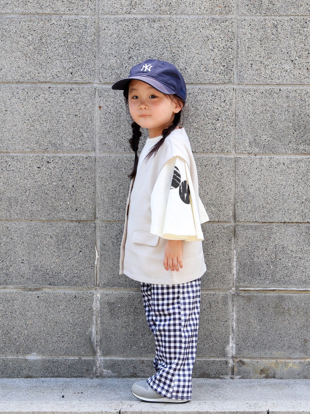 ホワイト系のTシャツ/カットソー、ホワイト系のベスト、その他のその他パンツを着用したキッズの秋コーディネートの2枚目の写真
