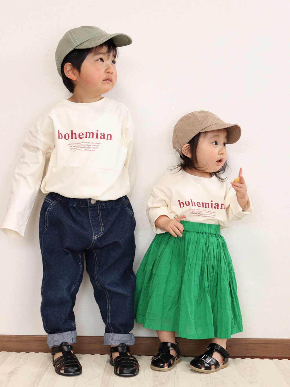 ホワイト系のTシャツ/カットソー、ブルー系のデニムパンツ、ブラック系のサンダルを着用したキッズの春コーディネートの3枚目の写真