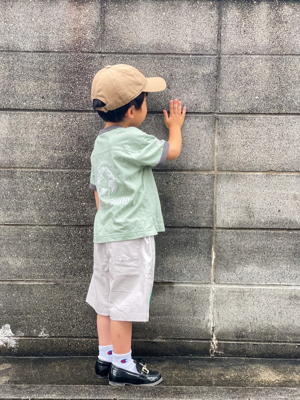 グリーン系のTシャツ/カットソー、グレー系のパンツ、ブラック系のローファーを着用したキッズの夏コーディネートの2枚目の写真